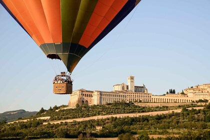 Asís: paseo en globo aerostático con desayuno y degustación de vinos