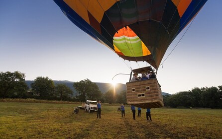 Asís: Paseo en Globo con Desayuno y Degustación de Vinos