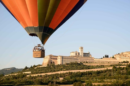 Assisi: Heißluftballonfahrt mit Frühstück und Weinverkostung