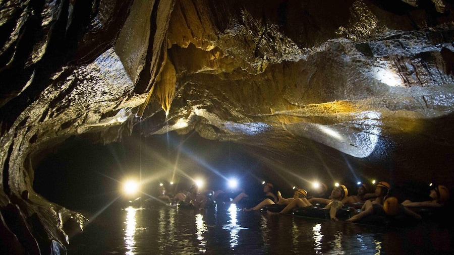 Vang Vieng: Tham Nangfar and Tham Nam Day Tour with Kayaking