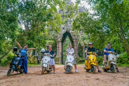 Angkor Wat: Guided Vespa Tour inclusive lunch at local house