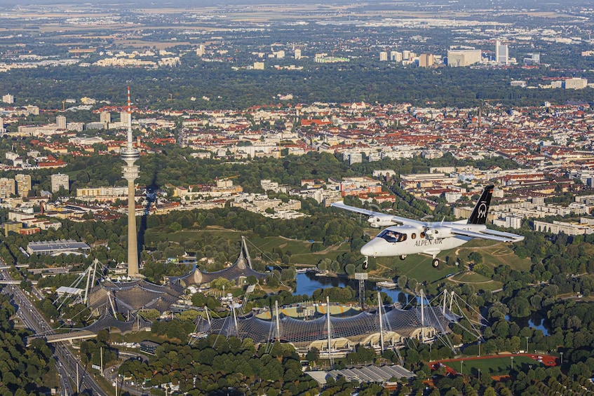 Picture 2 for Activity München: Rundflug München, Seen, Schlösser, Alpen abAugsburg