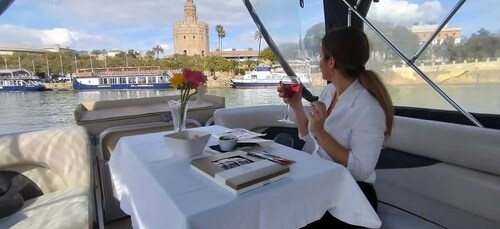 Sevilla: Exclusieve rivierboottocht met tapas