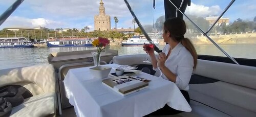 Sevilla: Exklusive Flussboot-Tour mit Tapas