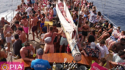 Tenerife: Fiesta en barco con barra libre y DJ