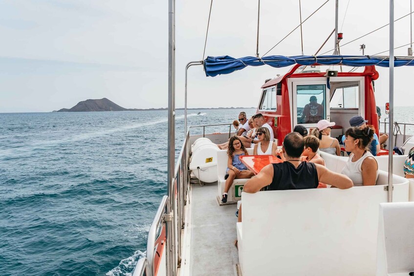 From Corralejo: Round-Trip Ferry Transfer to Lobos Island