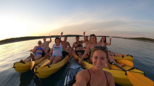 Cabo Kamenjak: tour de vino en kayak y SUP al atardecer