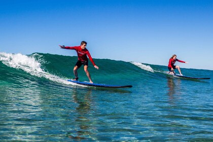 El paraíso de los surfistas: Paseo en lancha motora y clase de surf