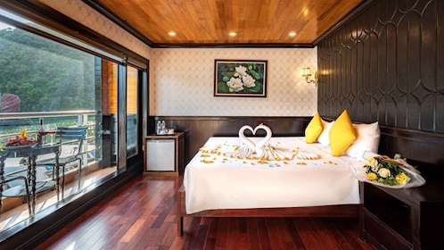 From Hanoi: 2-Day Halong Bay Cruise with Meals