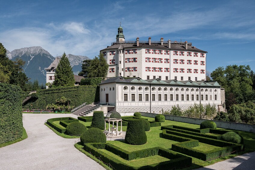 Foto 1 von 8 laden Admission to Ambras Castle Innsbruck