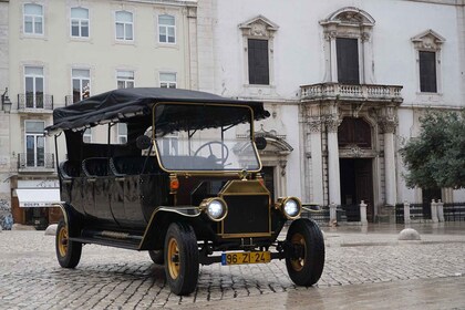 Lissabon: Romantische privétour met replica van een vintage voertuig