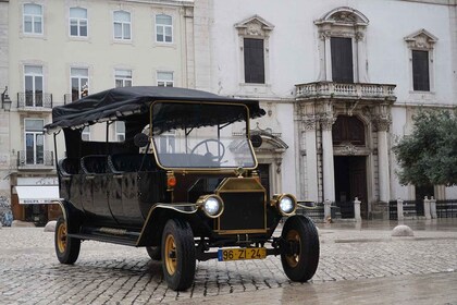 Lisbon: Vintage vehicle replica Romantic Private Tour