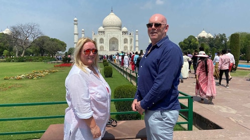 From Delhi: Taj Mahal Sunrise & Agra Day Tour with Transfers