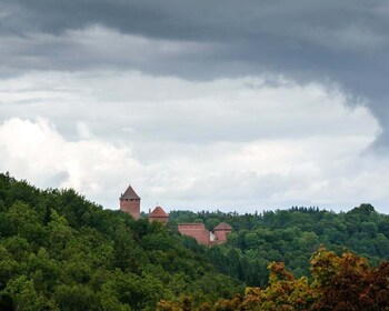 Sigulda dagstur - slottsruiner, Gūtmaņala-grotten og mye mer