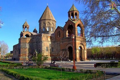 Päiväretki: Echmiadzin, Zvartnots.