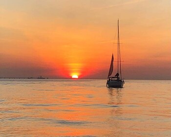 Lisboa: Crucero al atardecer con bebidas y snacks