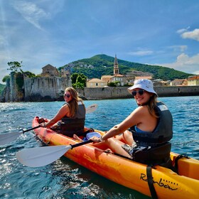 Budva: tour de 3 horas en kayak o remo a las cuevas costeras