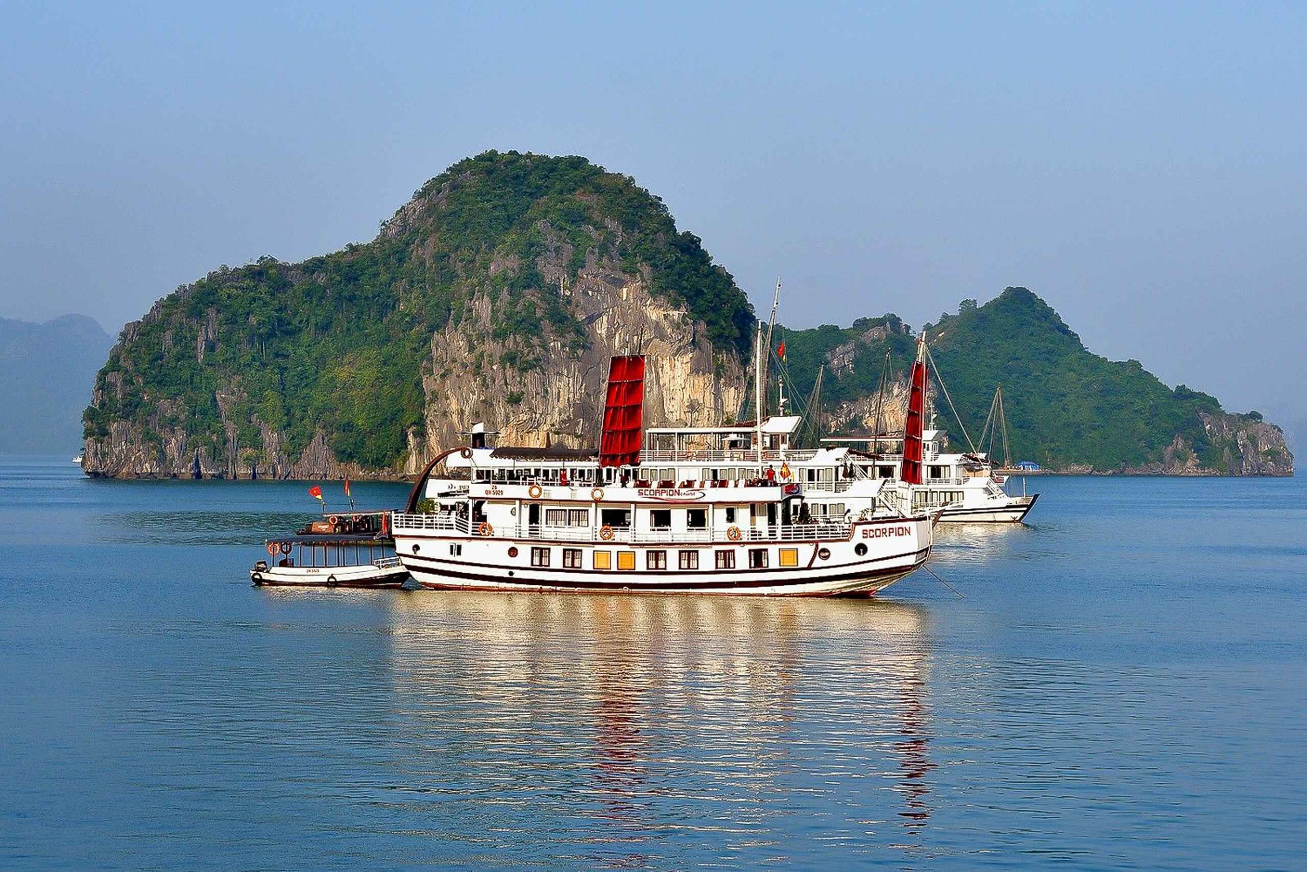 From Hanoi: Full-Day Ha Long Bay Trip Seafood and Kayaking