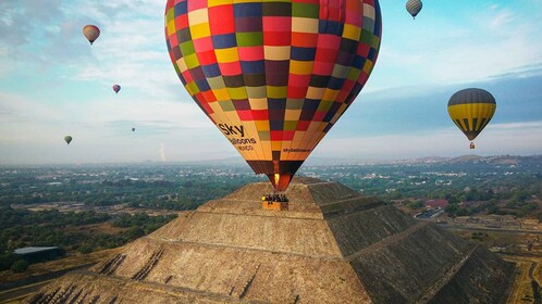 Desde la Ciudad de México: globo aerostático de Teotihuacán con pirámides