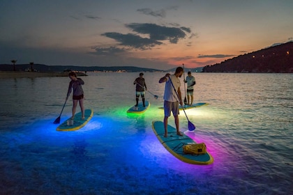 Jakautukaa: Split: Stand Up Paddleboard Night Glow Tour