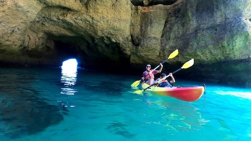 Portimão : Excursion en kayak dans les grottes de Benagil