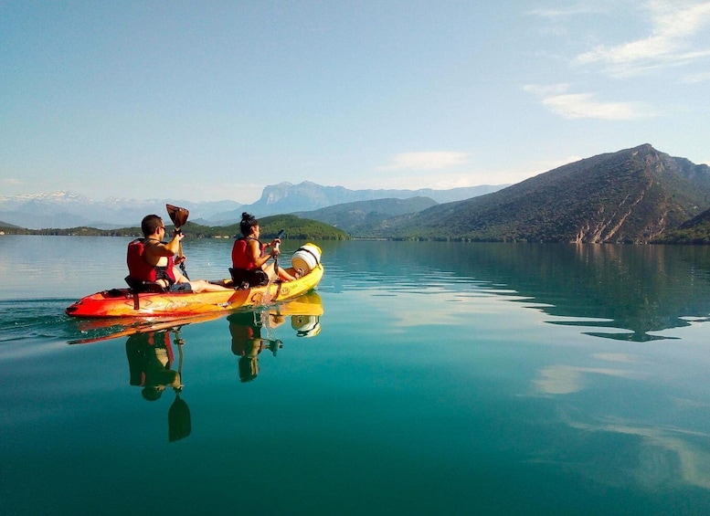 Ainsa: 3-Hour Guided Kayaking Tour on Lake Mediano
