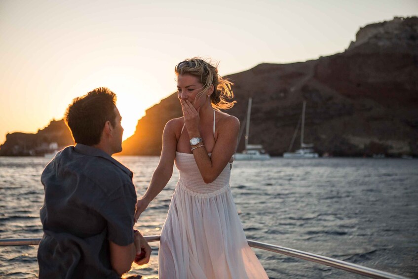 Santorini Proposal: A Luxury Photoshoot for Your Yes! Moment