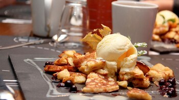 Small-Group Evening Food Tour with Snacks
