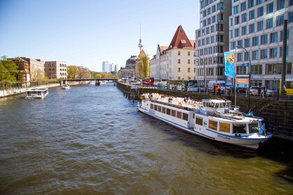 Berlin: Boat Tour Along the River Spree