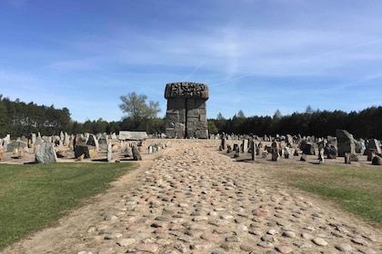 Varsovasta: Varsovasta: Treblinka Half-Day Tour with Car (Puolen päivän kie...