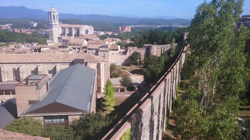 Girona: Small Group Jewish History Tour of Girona and Besalú