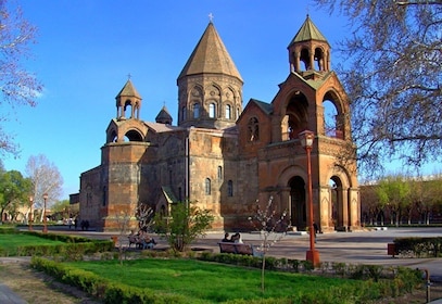 Tour privato di Echmiadzin, Zvartnots e del lago Sevan