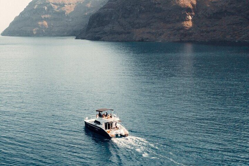 Private Caldera Cruise with Power Catamaran ENJOY incl. Meal & Drinks