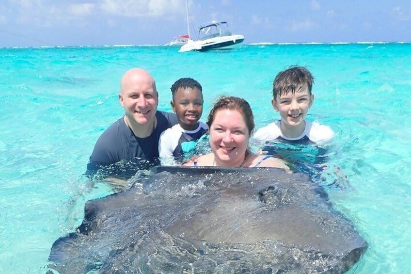 Stingray City and Snorkel Tour With Lunch