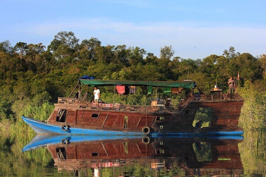 Kelotok, a traditional house boat as your floating home