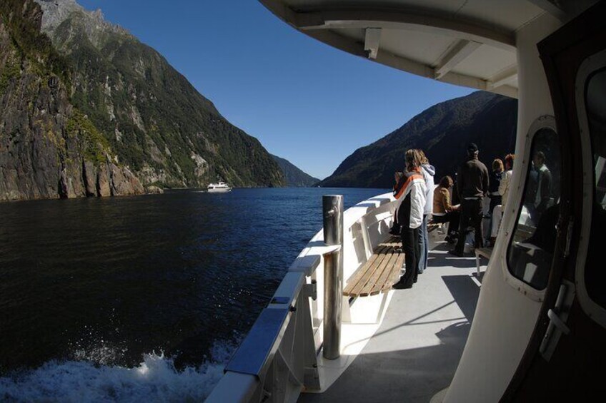 Milford Sound Helicopter Flight and Cruise from Queenstown