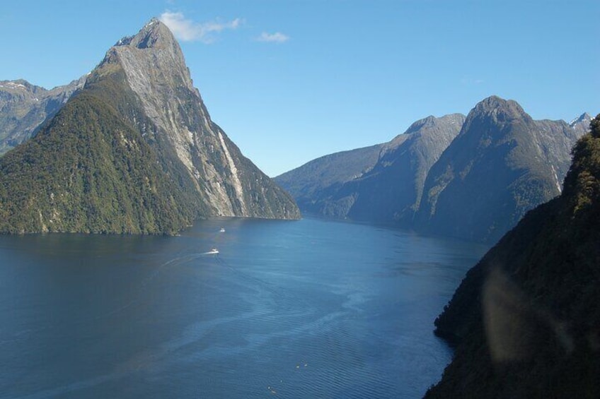 Milford Sound Helicopter Flight and Cruise from Queenstown