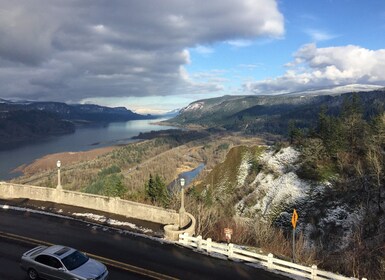 From Portland: Columbia Gorge Hike and Winery Lunch