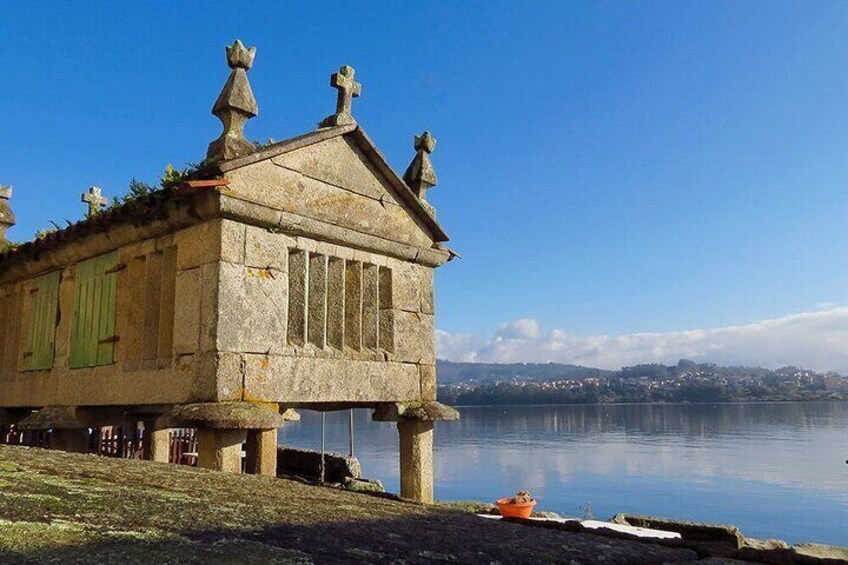 Hórreo facing the sea