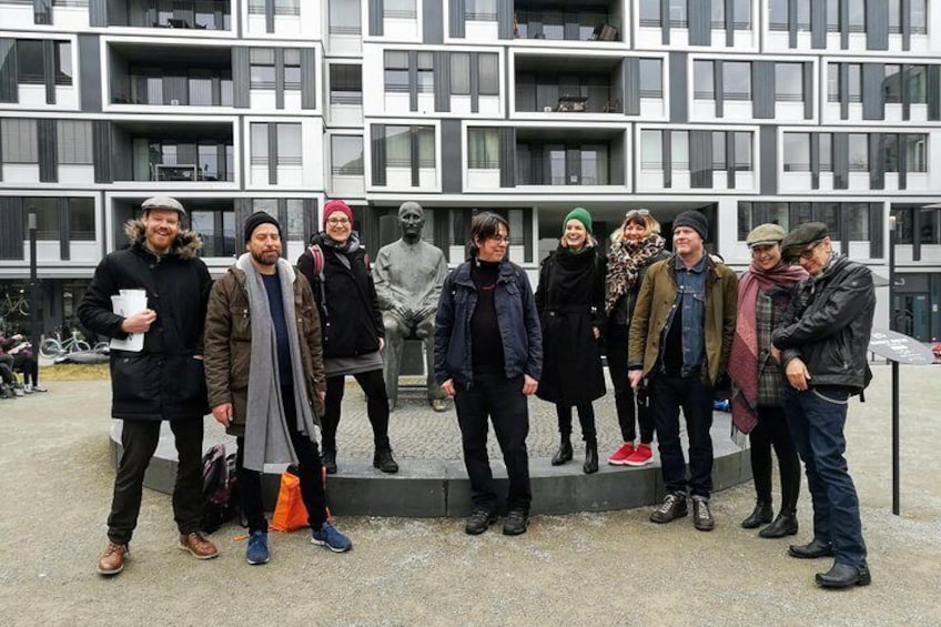 sBertolt-Brecht-Platz -- Exploring Brecht's influence on Bowie by the Brecht statue