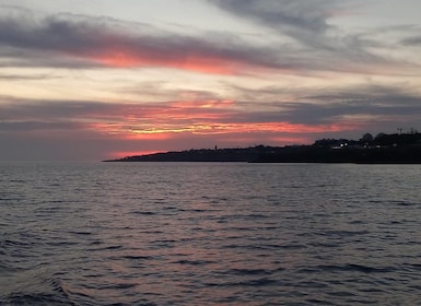 Cascais: Gita in barca al tramonto con drink di benvenuto