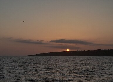 Cascais : Excursion en bateau au coucher du soleil avec boissons de bienven...