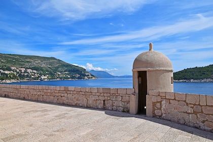 Dubrovnik: Wandeltocht langs de stadsmuren in de vroege ochtend of zonsonde...