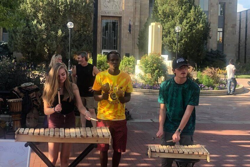 Street performers at Pearl Street