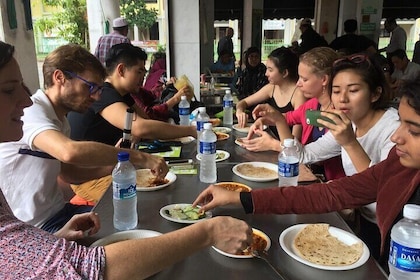 Lunch with the locals. The ultimate Singapore food tour.