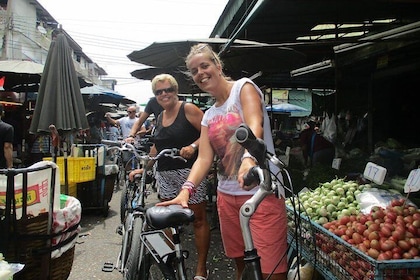 Countryside Bangkok and a Local Floating Market Tour by Bicycle Including L...