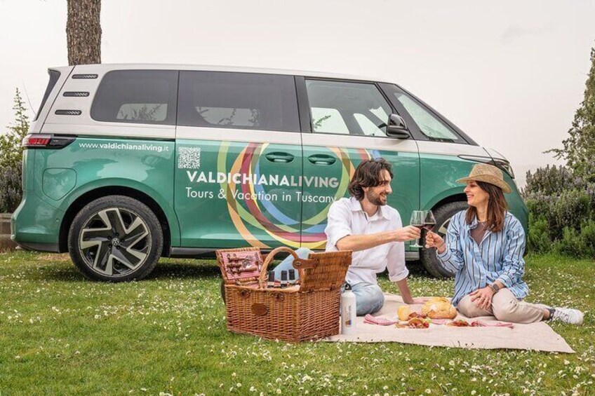 Green tour with electric van and picnic based on organic products