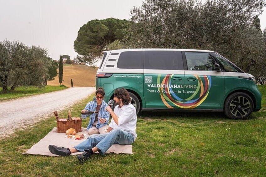 Green tour with electric van and picnic based on organic products