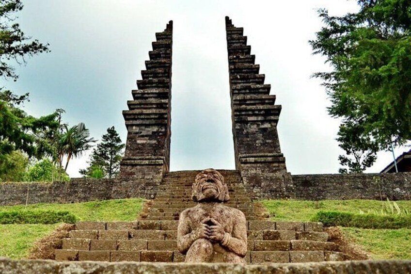 Solo Vintage Tour with Sukuh and Cetho Temple from Yogyakarta