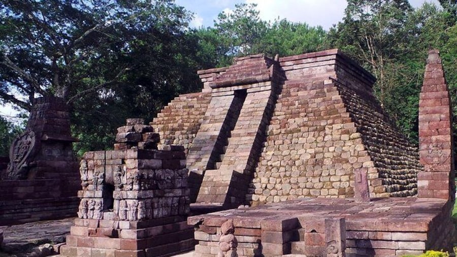 Solo Vintage Tour with Sukuh and Cetho Temple from Yogyakarta